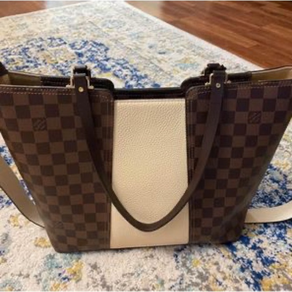 Authentic LV cross body/ shoulder bag. - Picture 3 of 10